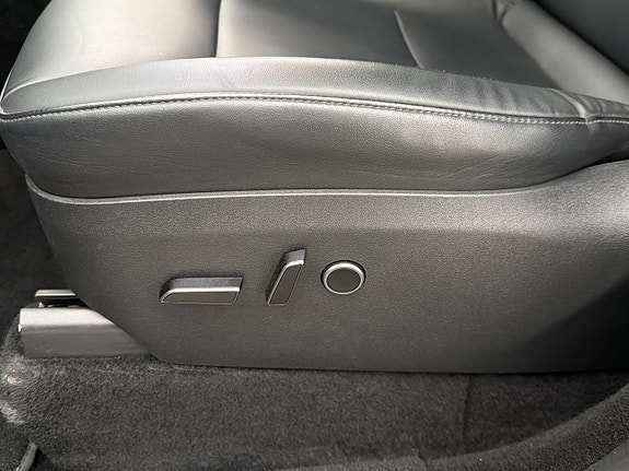 Tesla Model Y 27 of 29