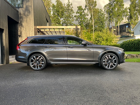 Volvo V90 Cross Country 2 of 14