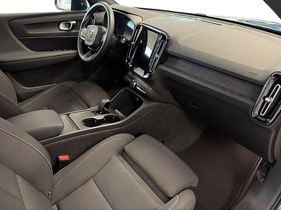 Volvo EX40 11 of 29