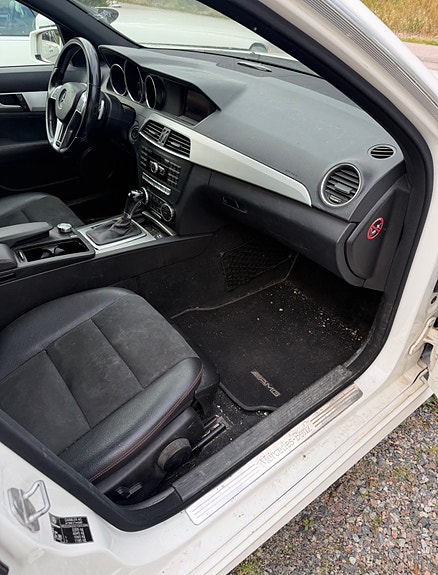 Mercedes-Benz C220 6 of 11