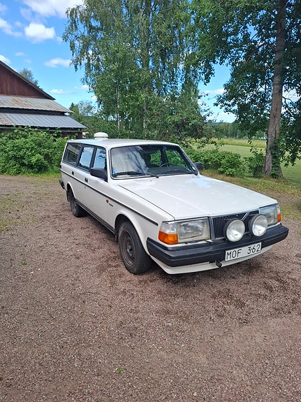 Volvo 240 4 of 6