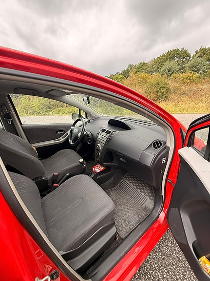 Toyota Yaris 2 of 5