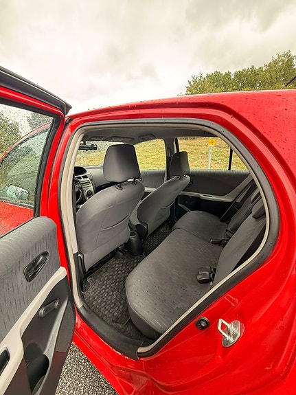 Toyota Yaris 3 of 5