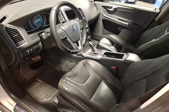 Volvo XC60 10 of 16