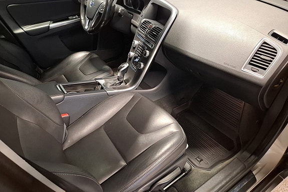 Volvo XC60 11 of 16