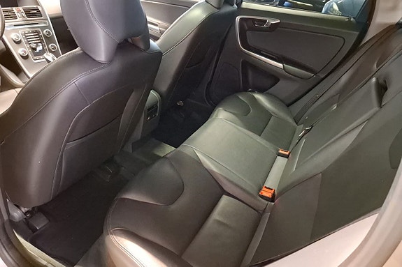 Volvo XC60 12 of 16