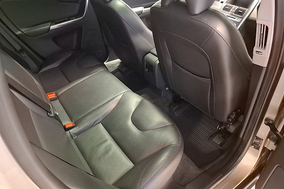 Volvo XC60 13 of 16