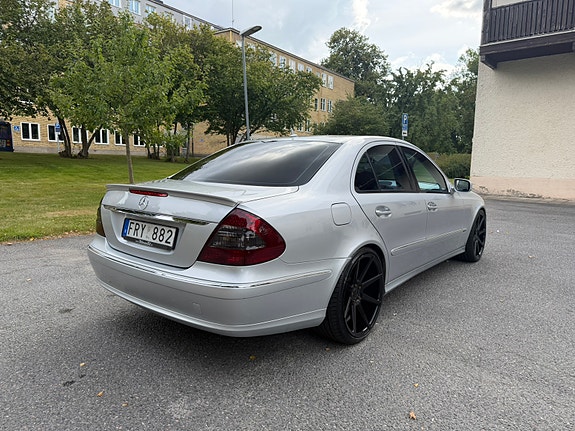 Mercedes-Benz E220 2 of 9
