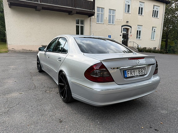 Mercedes-Benz E220 3 of 9