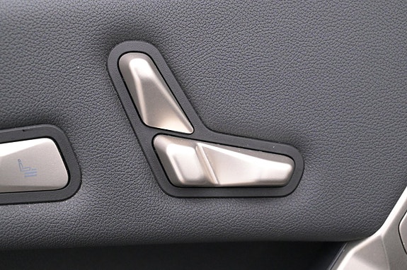BMW iX 12 of 27