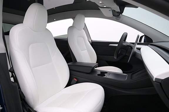 Tesla Model Y 12 of 27