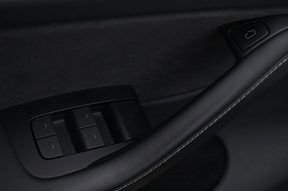 Tesla Model Y 10 of 27
