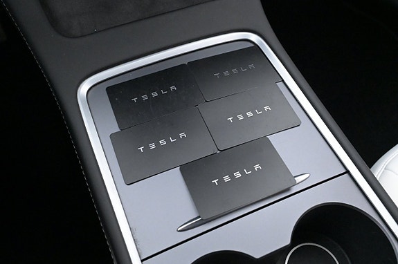 Tesla Model Y 24 of 27