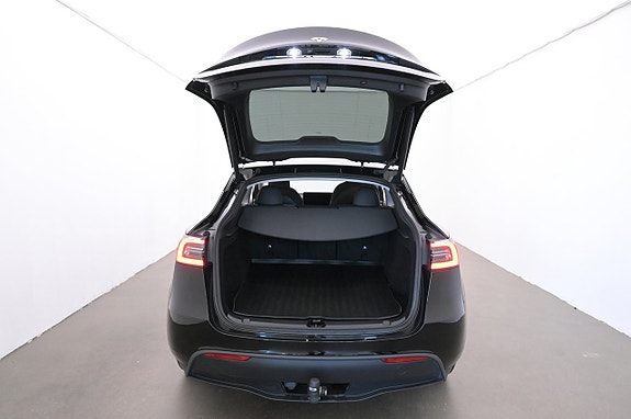 Tesla Model Y 21 of 27