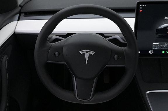 Tesla Model Y 7 of 27