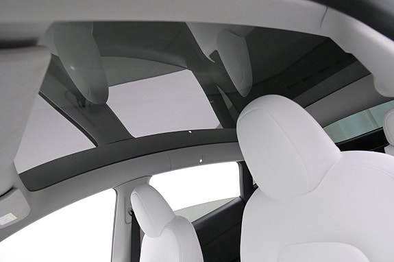 Tesla Model Y 25 of 27