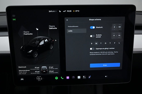 Tesla Model Y 16 of 27