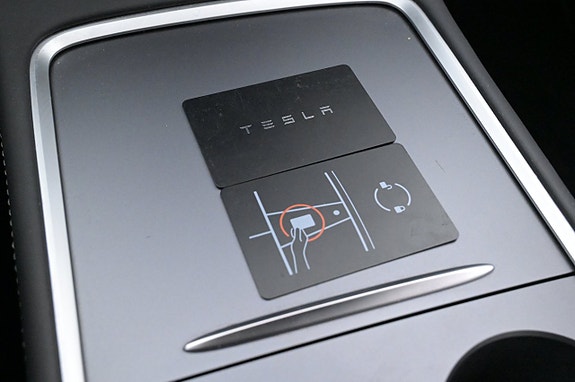 Tesla Model Y 24 of 27
