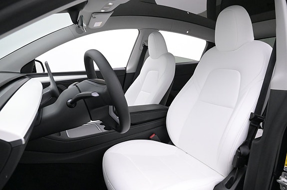 Tesla Model Y 9 of 27