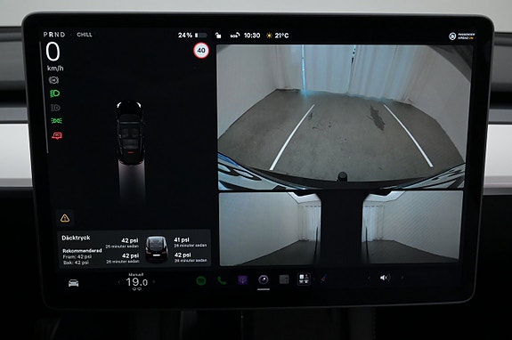 Tesla Model Y 18 of 27