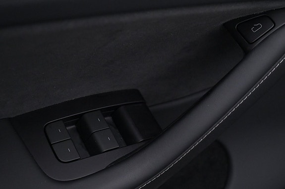 Tesla Model Y 10 of 27