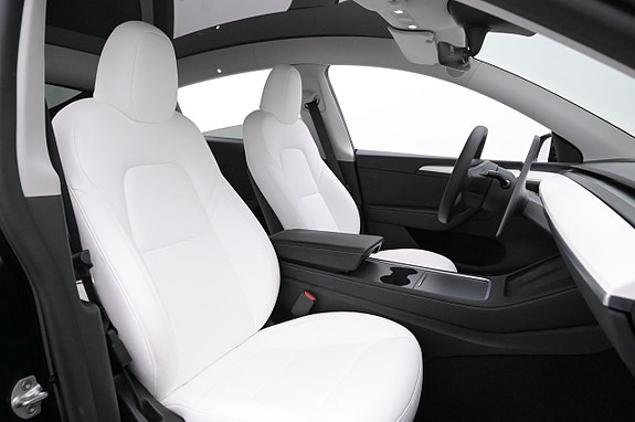 Tesla Model Y 12 of 27