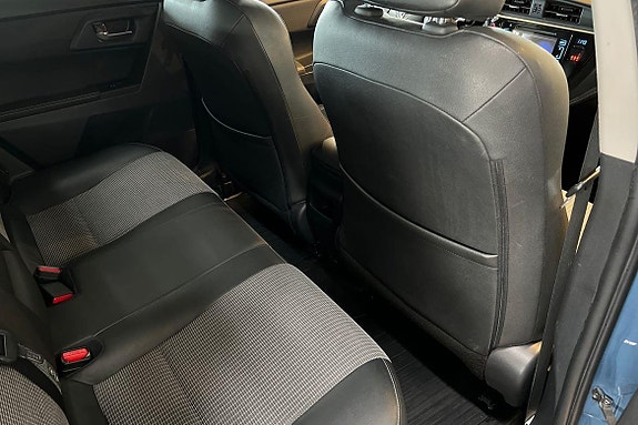 Toyota Auris 8 of 23