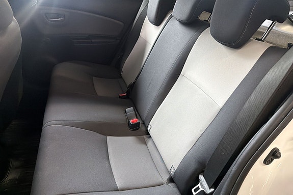 Toyota Yaris 12 of 23