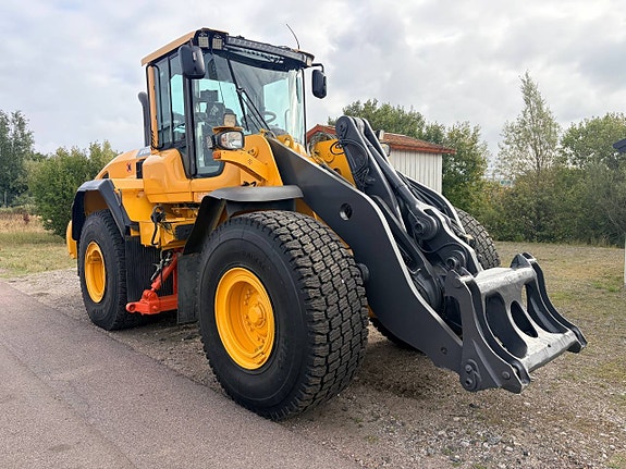 Volvo L120G 2 of 12