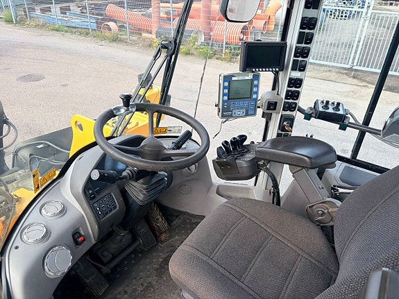 Volvo L120G 9 of 12