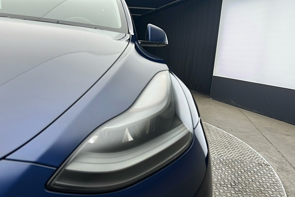 Tesla Model Y 10 of 26