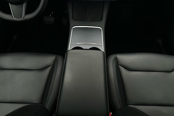 Tesla Model Y 8 of 26