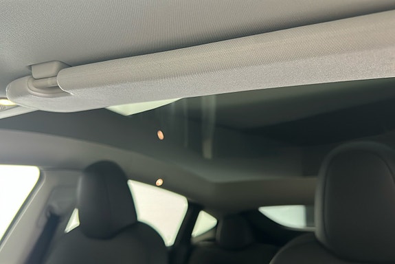 Tesla Model Y 18 of 26