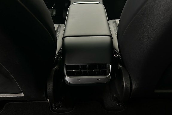 Tesla Model Y 23 of 26