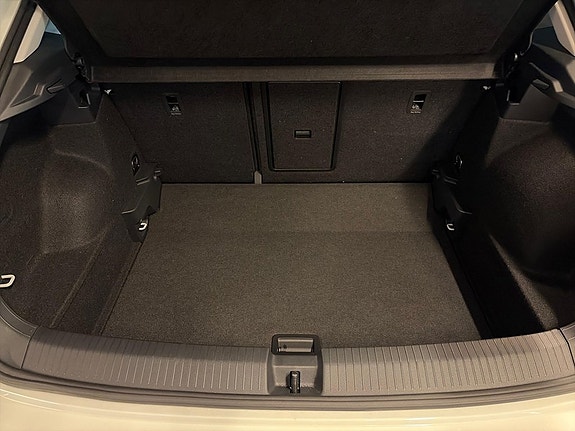 Volkswagen T-Roc 11 of 11