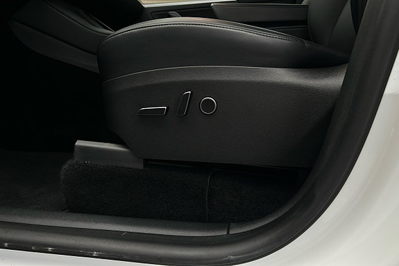 Tesla Model Y 18 of 26