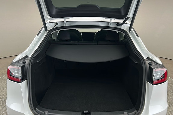 Tesla Model Y 13 of 26