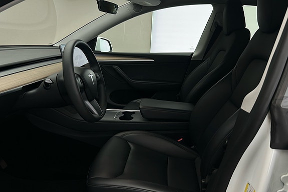 Tesla Model Y 9 of 26
