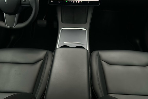 Tesla Model Y 8 of 26