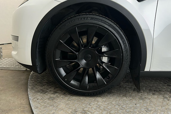 Tesla Model Y 11 of 26