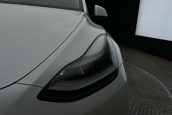 Tesla Model Y 10 of 26