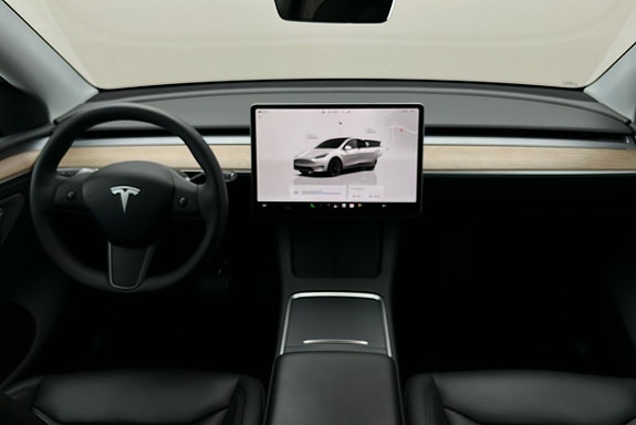 Tesla Model Y 6 of 26