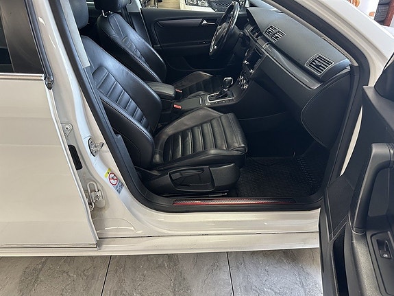 Volkswagen Passat 17 of 21