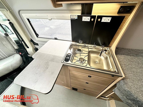 Pössl Summit 600 Shine L E / 2027 / Långbädd / 180hk / Litium / Solpanel 9 of 27