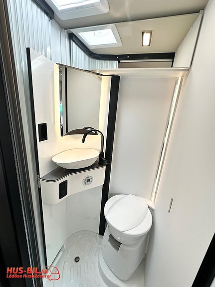 Pössl Summit 600 Shine L E / 2027 / Långbädd / 180hk / Litium / Solpanel 16 of 27