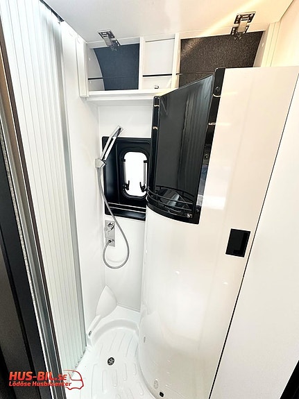 Pössl Summit 600 Shine L E / 2027 / Långbädd / 180hk / Litium / Solpanel 17 of 27