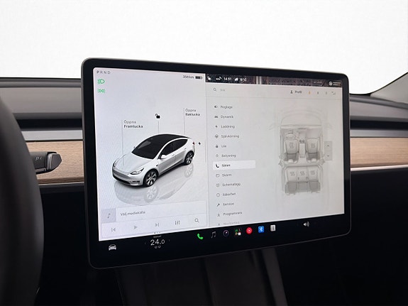 Tesla Model Y 24 of 30