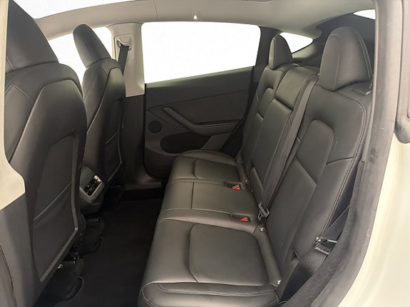 Tesla Model Y 16 of 30