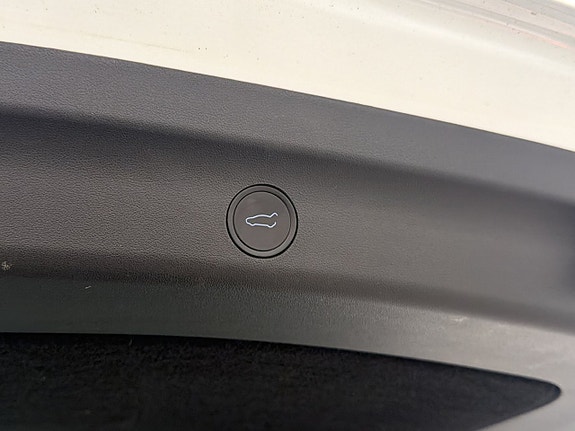 Tesla Model Y 13 of 30