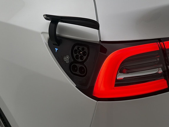 Tesla Model Y 11 of 30